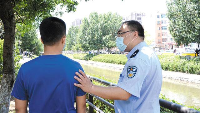 ▲被称铁脚板和活地图!这位社区矫正员跟百姓掏心窝